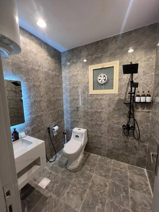 مودرن بغرفة نوم وصالة Apartment
